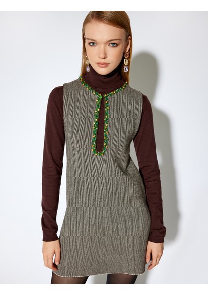 x Melis Ağazat - Pencere Detaylı Kolsuz Taşlı Mini Jile Elbise