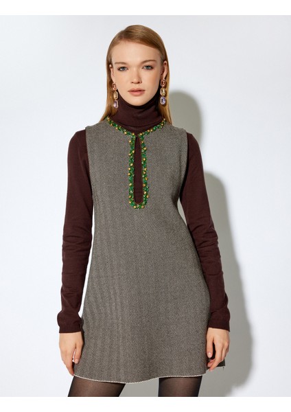 x Melis Ağazat - Pencere Detaylı Kolsuz Taşlı Mini Jile Elbise modelleri