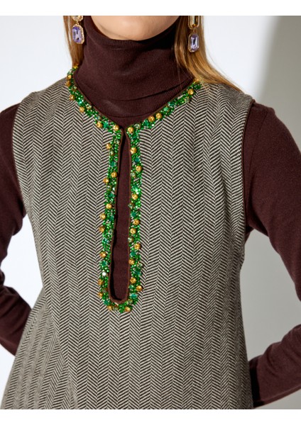 x Melis Ağazat - Pencere Detaylı Kolsuz Taşlı Mini Jile Elbise indirimleri