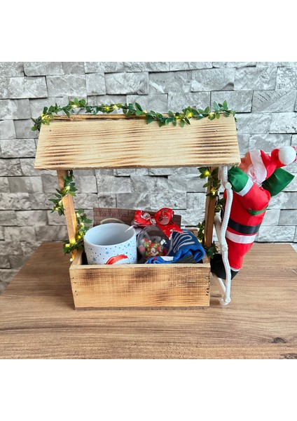 Kişiye Özel Tasarım Seçenekli Yılbaşı Hediye Sepeti Model-12 Ahşap Noel Baba Oyuncaklı, LED Işıklı fırsatları