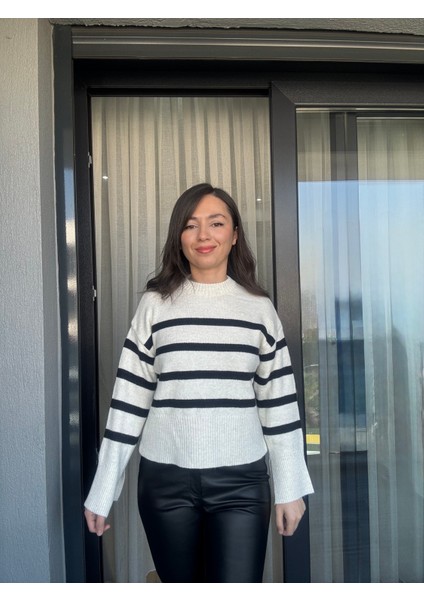 Ekru Siyah Çizgili Kazak