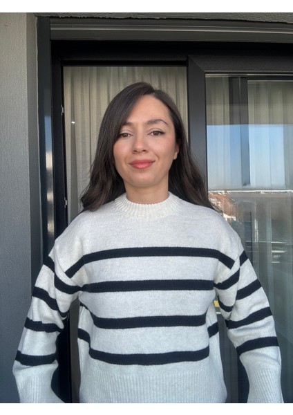 Ekru Siyah Çizgili Kazak fırsatları