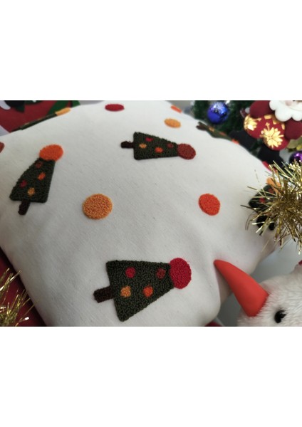 Yılbaşına Özel Tasarlanmış Punch Işlemeli Kırlentler, Rengarenk, Merry Christmas, Zarif ve Şık Yılbaşı Dekoru (43 x 43 cm ), Konforlu ve Dayanıklı Kumaş, Ev ve Ofis Için Ideal Hediye modelleri