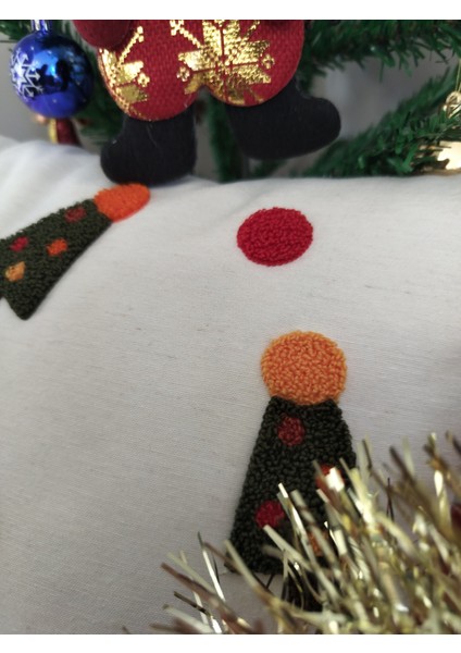 Yılbaşına Özel Tasarlanmış Punch Işlemeli Kırlentler, Rengarenk, Merry Christmas, Zarif ve Şık Yılbaşı Dekoru (43 x 43 cm ), Konforlu ve Dayanıklı Kumaş, Ev ve Ofis Için Ideal Hediye fırsatları