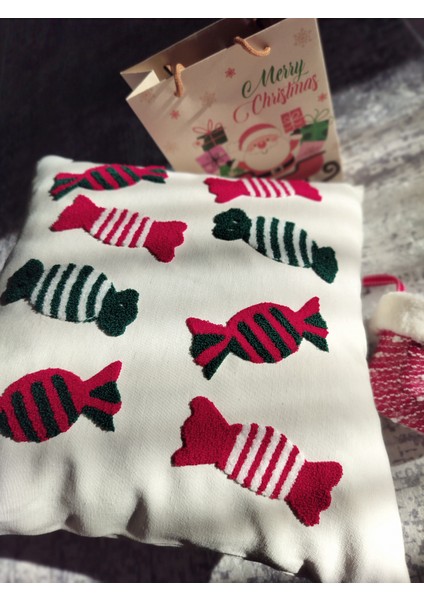 Yılbaşına Özel Tasarlanmış Punch Işlemeli Kırlentler, Rengarenk, Merry Christmas, Zarif ve Şık Yılbaşı Dekoru (43 x 43 cm ), Konforlu ve Dayanıklı Kumaş, Ev ve Ofis Için Ideal Hediye fırsatları