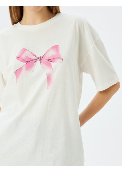 Bisiklet Yaka Fiyonk Baskılı Rahat Kalıp Kısa Kollu T-Shirt indirimleri