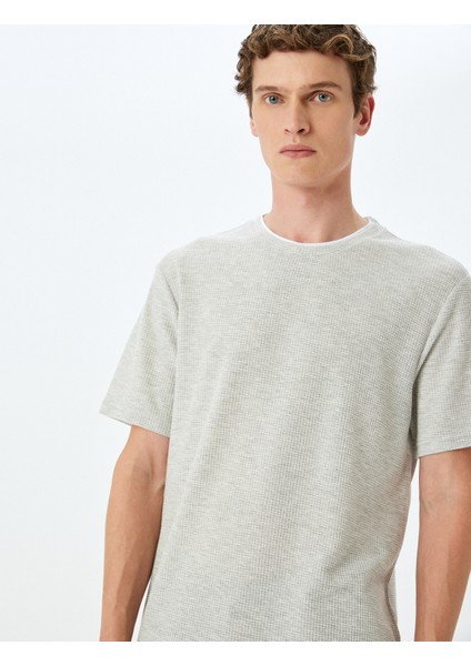 Dokulu Kısa Kollu Yaka Detaylı Pamuk Karışımlı Bisiklet Yaka Slim Fit T-Shirt fiyatları