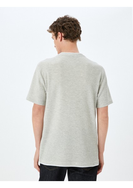 Dokulu Kısa Kollu Yaka Detaylı Pamuk Karışımlı Bisiklet Yaka Slim Fit T-Shirt fırsatları