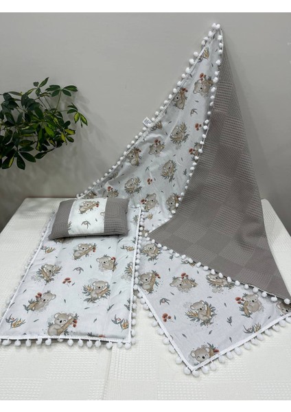 Poplin Kumaş ve Ponponlu Alt Açma , Yastık ve Battaniye 3'lü Set