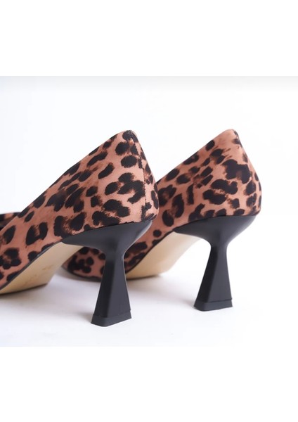 Leopar Desenli Önü Fiyonk Detaylı Stiletto