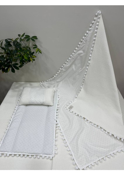 Poplin Kumaş ve Ponponlu Alt Açma , Yastık ve Battaniye 3'lü Set