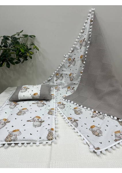 Poplin Kumaş ve Ponponlu Alt Açma , Yastık ve Battaniye 3'lü Set