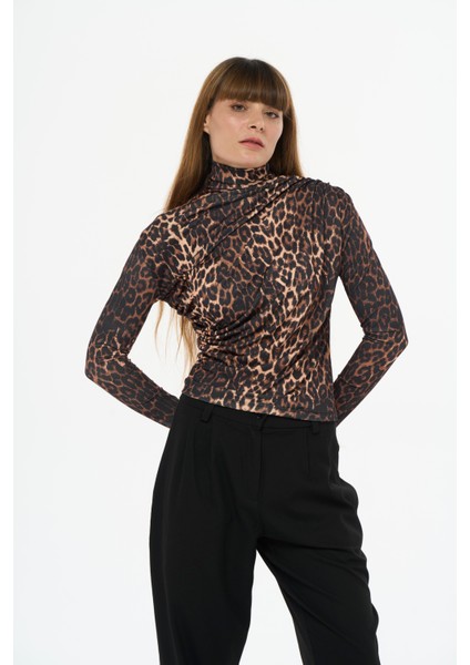 Leopar Desenli Yarım Balıkçı Yaka Bluz modelleri