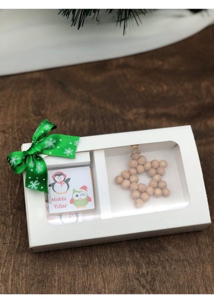 Yılbaşı Hediyesi Yılbaşı Kurdaleli Süslü Kutuda Ahşap Boncuk Anahtarlık ve Noel Baskılı Madlen