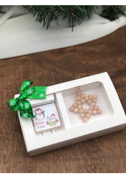 Yılbaşı Hediyesi Yılbaşı Kurdaleli Süslü Kutuda Ahşap Boncuk Anahtarlık ve Noel Baskılı Madlen fiyatları