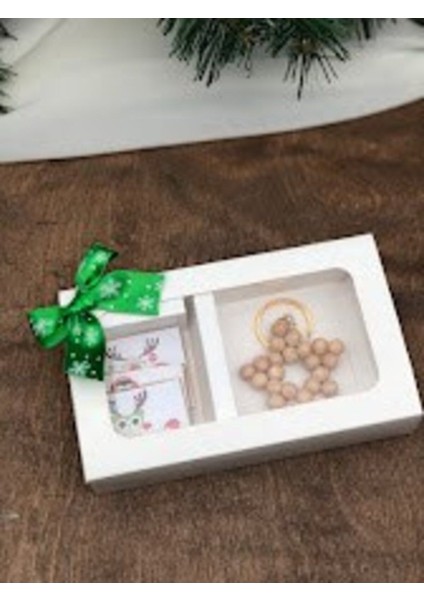 Yılbaşı Hediyesi Yılbaşı Kurdaleli Süslü Kutuda Ahşap Boncuk Anahtarlık ve Noel Baskılı Madlen modelleri