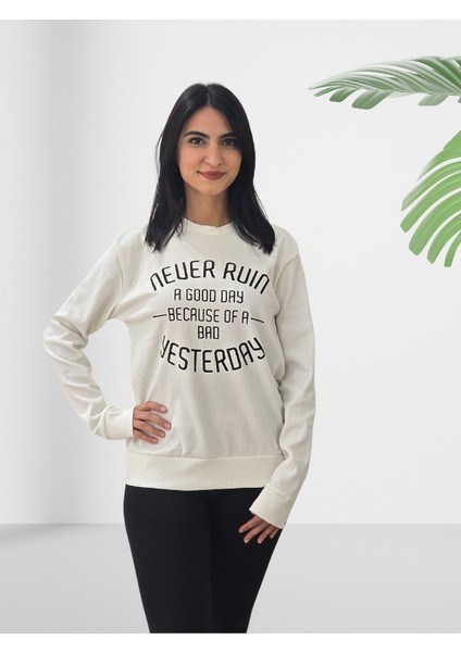 Never Run Baskılı 0 Yaka Sweatshirt (Beyaz) fiyatları