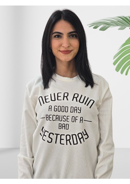 Never Run Baskılı 0 Yaka Sweatshirt (Beyaz) modelleri