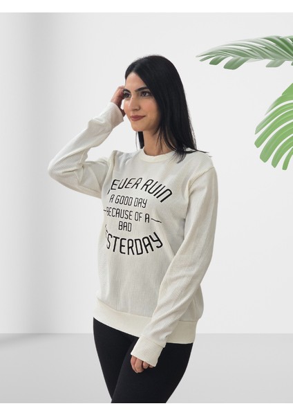 Never Run Baskılı 0 Yaka Sweatshirt (Beyaz) fırsatları