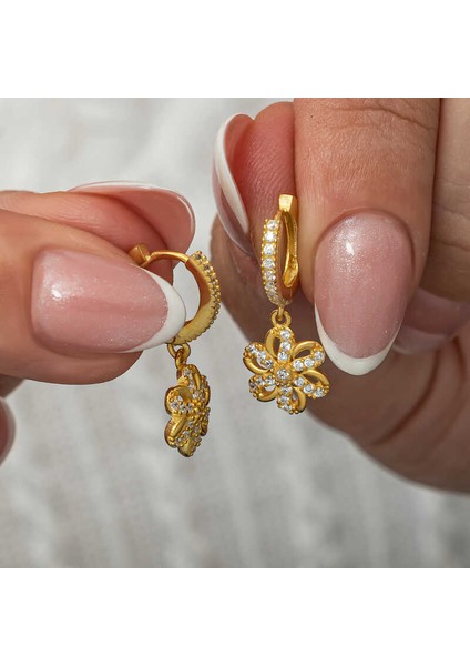 Gümüş Sallantılı Gold Çiçek Kadın Küpe