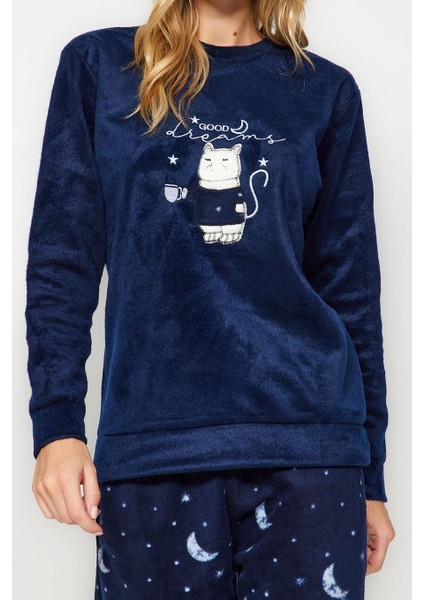 Kadın Moda Şık Bisiklet Yaka Lastikli Paça Uzun Kol Kedi Nakışlı Kadife Kışlık Örme Pijama Takımı modelleri