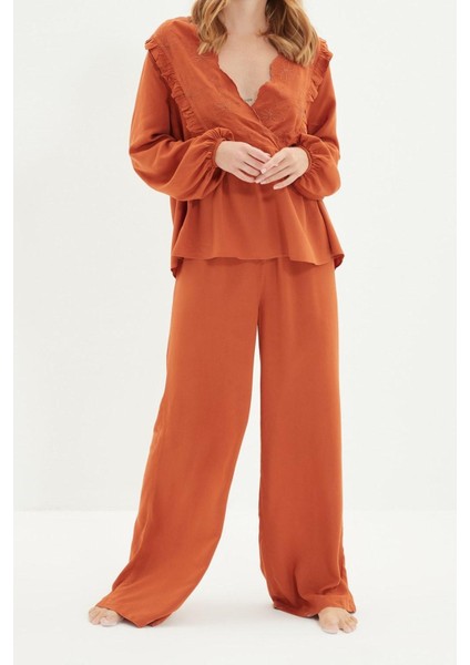 Kadın Moda Şık V Yaka Geniş Paça Uzun Kol Çiçek Nakışlı Fırfırlı Viskon Dokuma Pijama Takımı fiyatları