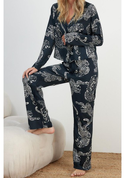 Tarz Rahat Uzun Kollu Boru Paça Kaplan Desenli Viskon Dokuma Pijama Takımı