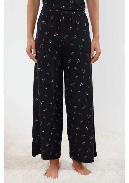 Tarz Rahat Kısa Kollu Geniş Paça Çiçekli Örme Pijama Takımı modelleri
