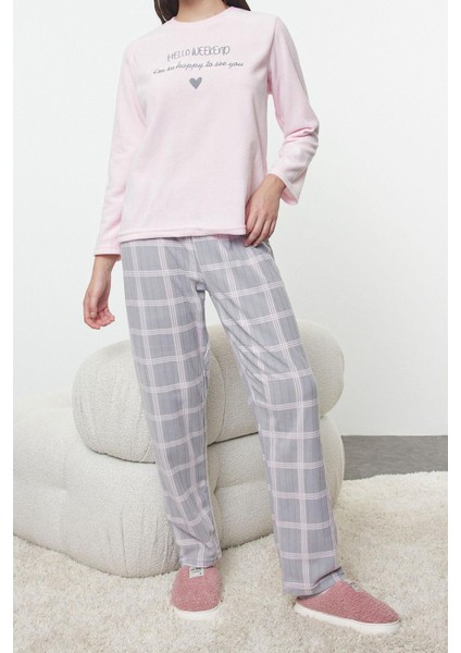 Tarz Rahat Uzun Kollu Boru Paça Ekoseli ve Kalp Nakışlı Polar Kışlık Örme Pijama Takımı