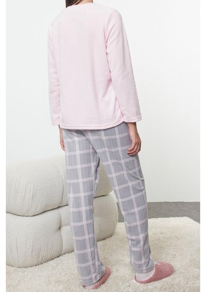 Tarz Rahat Uzun Kollu Boru Paça Ekoseli ve Kalp Nakışlı Polar Kışlık Örme Pijama Takımı