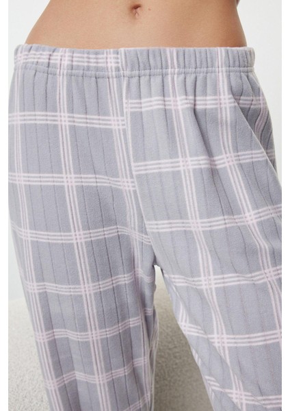 Tarz Rahat Uzun Kollu Boru Paça Ekoseli ve Kalp Nakışlı Polar Kışlık Örme Pijama Takımı