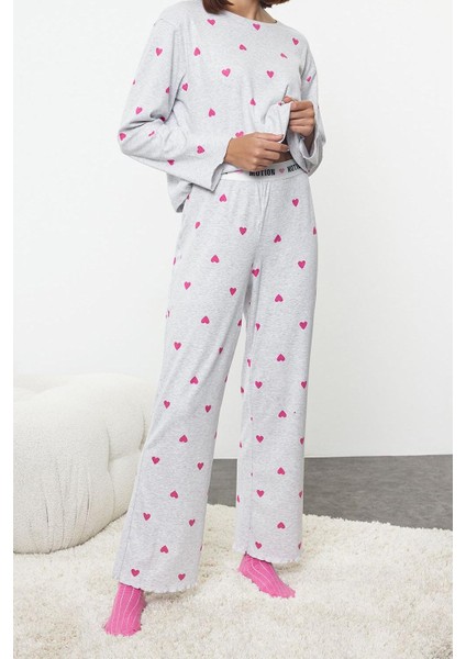 Tarz Rahat Uzun Kollu Geniş Paça Kalpli Baskılı Lastikli Örme Pijama Takımı fırsatları