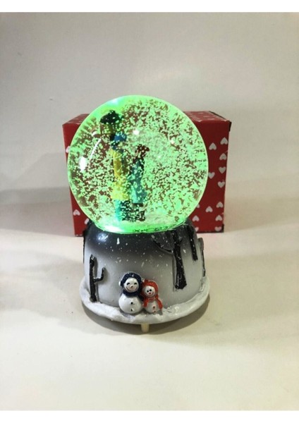 Işık ve müzikle büyüleyici romantik sokak lambası altı çift figürü kar küresi fırsatları