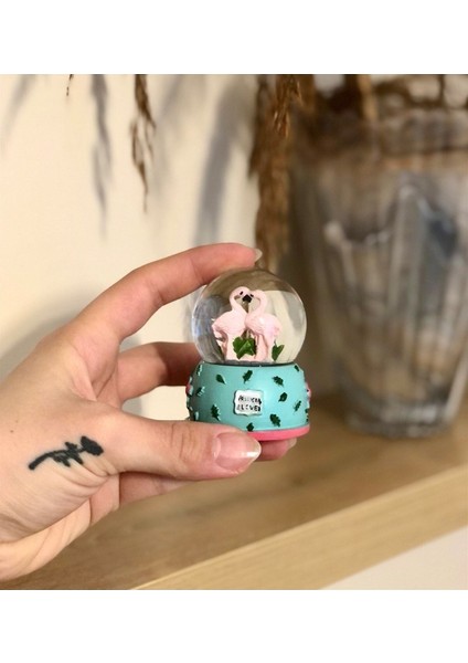 Yeşil Mini Flamingo Kar Küresi, Eğlenceli ve Şık Dekorasyon Parçası