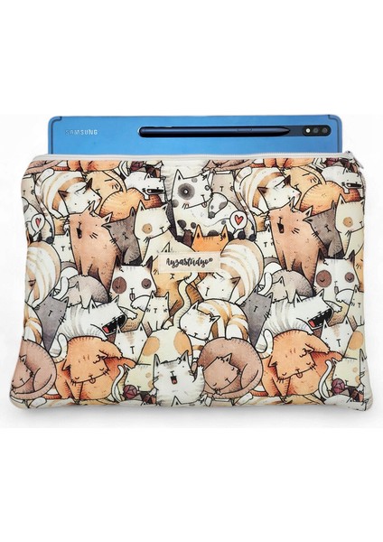 Kahverengi Kedi Desenli Kapitone 10-11-12 Inç Kitap Ipad Tablet Kılıfı - Yaramaz Kediler (30X24 Cm)