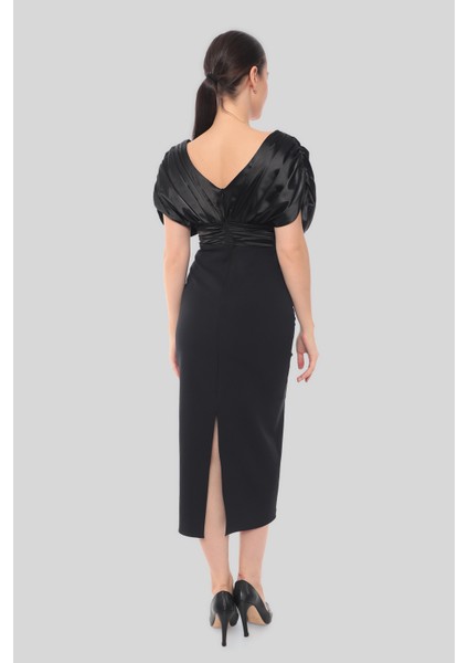 Şal Yaka ve Aksesuar Detaylı Elbise fırsatları