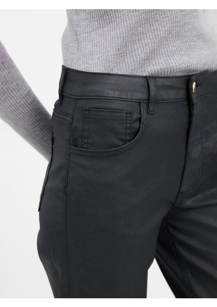 Kadın Jean-Siyah fırsatları