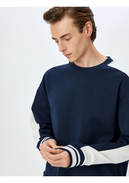 Kontrast Detaylı Bisiklet Yaka Oversize Sweatshirt