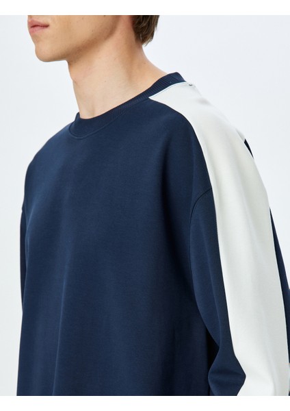 Kontrast Detaylı Bisiklet Yaka Oversize Sweatshirt