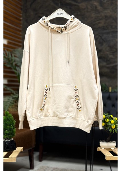 Kapşon ve Cep Nakışlı Penye Sweat
