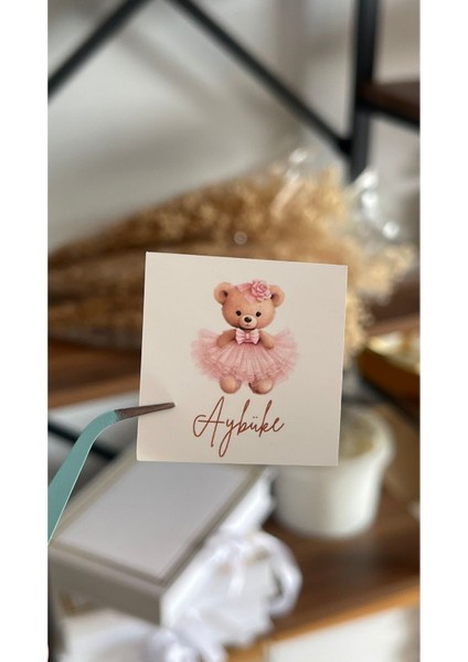 Pembe Elbiseli Ayıcık Yenidoğan Çikolata Etiketi 3,8x3,8 cm 54 Adet