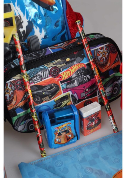 Lisanslı Hot Wheels Tek Bölmeli 32 cm Küçük Boy Anaokul,beslenme,kalem Çantası Ile Matara,beslenme Kabı ve Kırtasiye Seti Çıtçıt Dosya,kalem,silgi,kumbara,kalemtraş,resim Defteri,okul Etiketi indirimleri