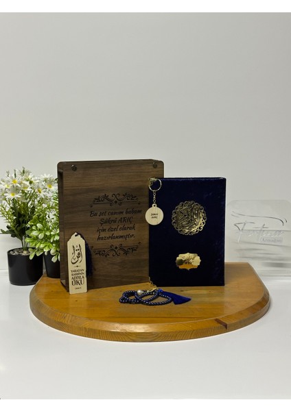 Kur'an-I Kerim Seti Kadife Kaplı Bilgisayar Hatlı Ahşap Plaket Kutulu - Lacivert