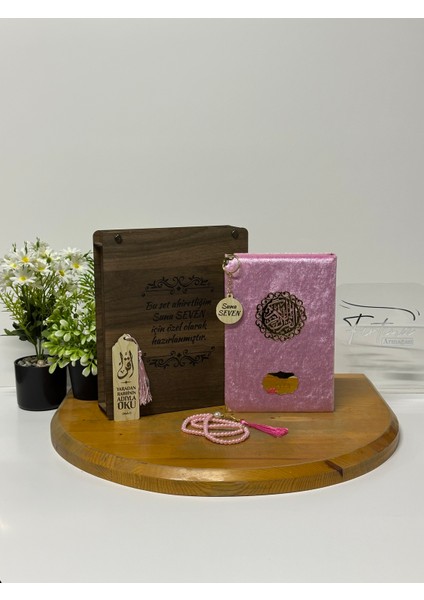 Kur'an-I Kerim Seti Kadife Kaplı Bilgisayar Hatlı Ahşap Plaket Kutulu - Pembe