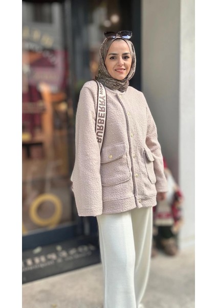 Altın Detaylı Bej Teddy Ceket - Zarif ve Modern