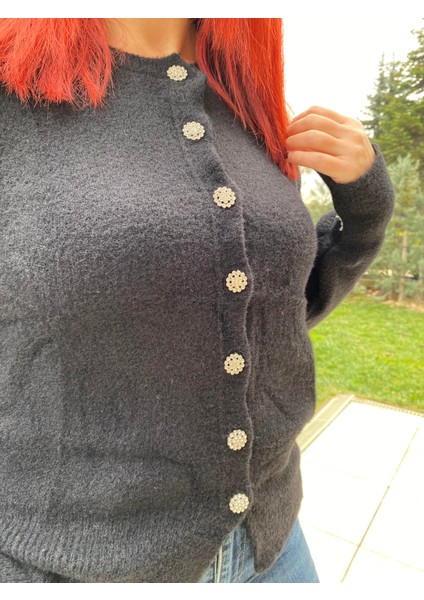 Taş Düğme Detaylı Siyah Hırka