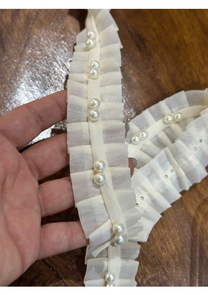 Ekru Inci Boncuklu Pileli Şerit Dikiş Giyim Aksesuarı En 4 cm (1 Metre ) fırsatları