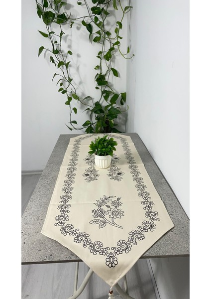El Baskılı Çiçek Desenli Krem Runner 140x45 – Püsküllü Klasik Şıklık