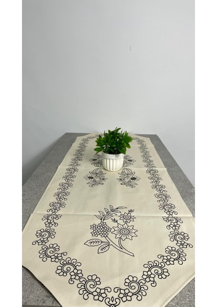 El Baskılı Çiçek Desenli Krem Runner 140x45 – Püsküllü Klasik Şıklık fiyatları