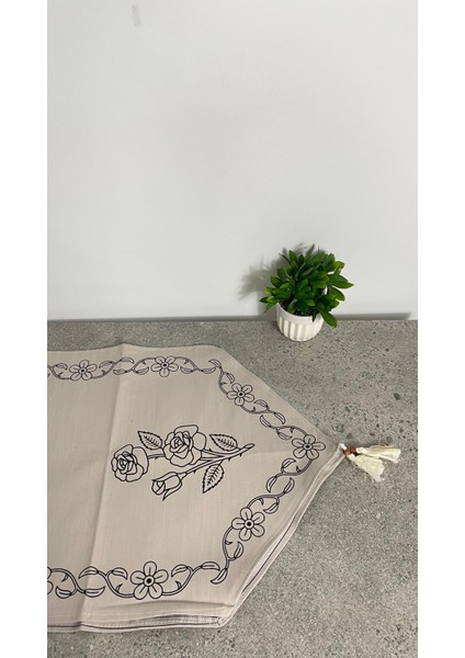 Püsküllü El Baskılı Krem Masa Runner'ı 140x45 – Sade Şıklık fiyatları
